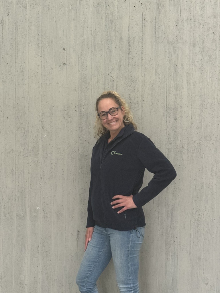 Ariane vor einer Wand